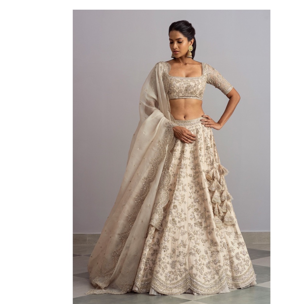 Anushree Reddy 
White Organza Square Neck Noor Bridal Lehenga Setting